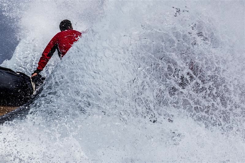 Vor Porto Cervo haben die Crews auch mit hohen Wellen zu kämpfen... © Rolex / Carlo Borlenghi