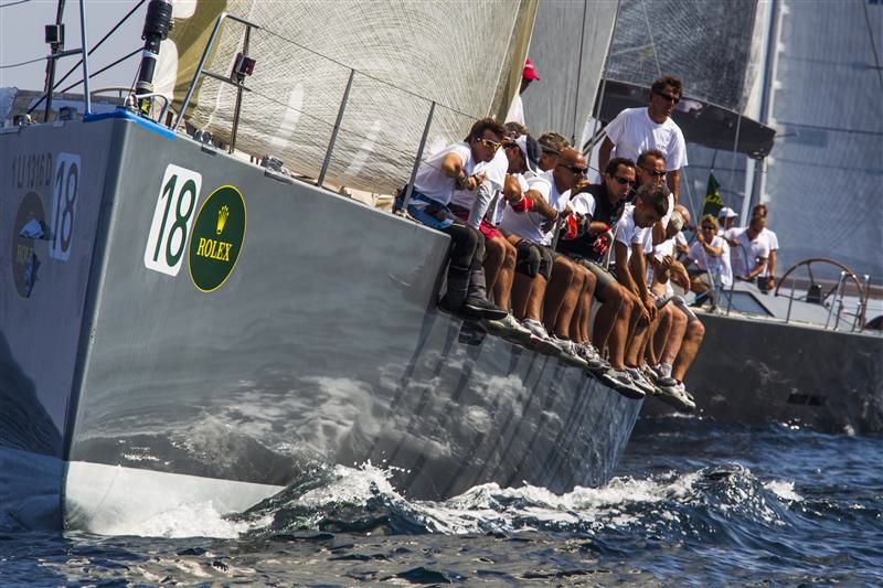 Bei Flaute schicken die Maxi Skipper ihre Crew schon mal nach Lee wie hier auf der Wally `Open Season´. © Rolex / Carlo Borlenghi