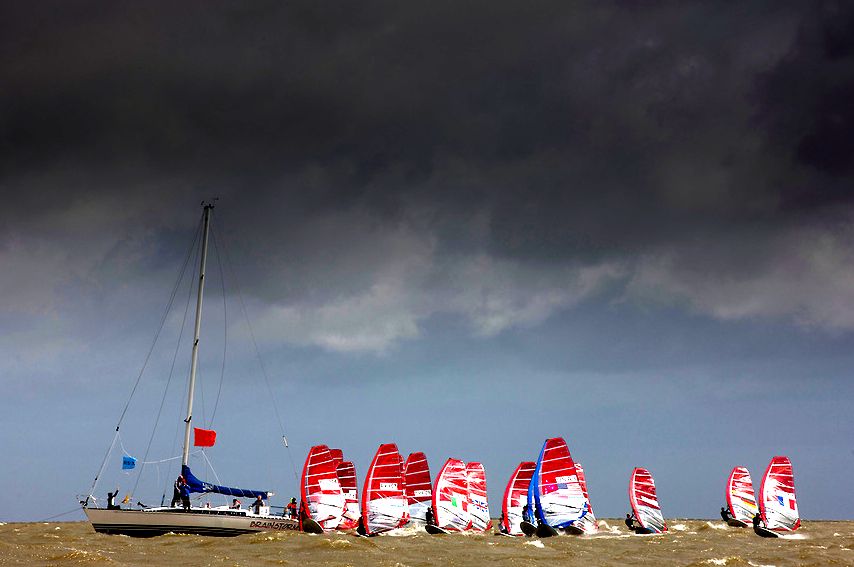 Dunkle Wolken über dem Surfer-Feld... © Sander van der Borch/Delta Lloyd