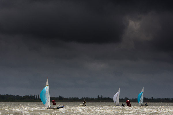 Drohende Wolken über dem IJsselmeer. Aber die 470er Frauen... © Sander van der Borch