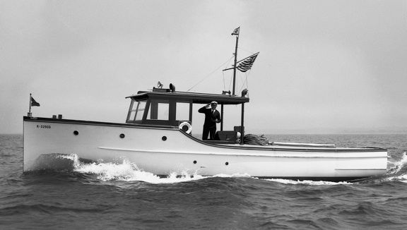 `Bystander´ der America's Cup Tender des New York Yacht Club mit Harold Mike Vanderbilt stehend und grüßend. Elizabeth Meyer übernahm das Motorboot...© Archiv Meyer