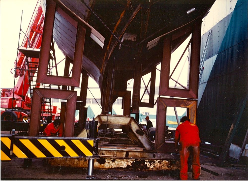 ...Die Arbeiten am korrodierten Stahlrumpf waren umfänglich. Der Kiel musste einschließlich der Bodenwrangen wiederhergestellt werden. © Archiv Meyer