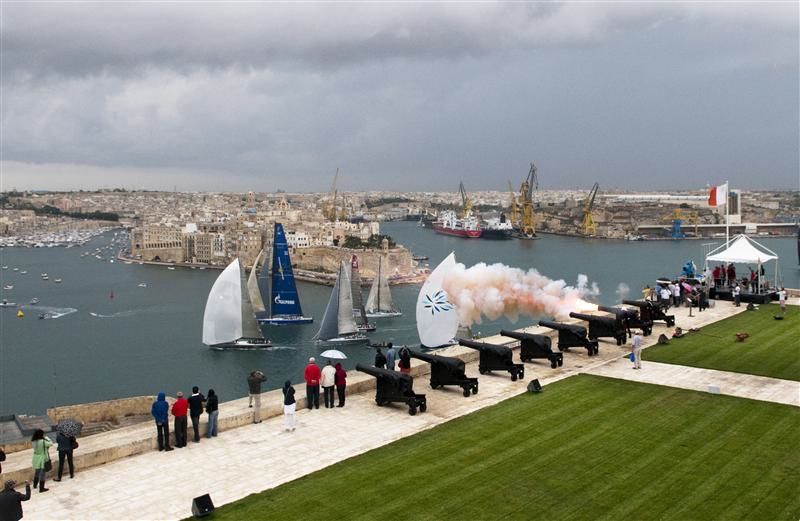 Der Start zum Rolex Middle Sea Race erfolgt traditionell in der maltesischen Hauptstadt La Valletta mit Kanonenschüssen der Batterie im Upper Barakka Gardens. Dabei kommt die... © Rolex / Kurt Arrigo
