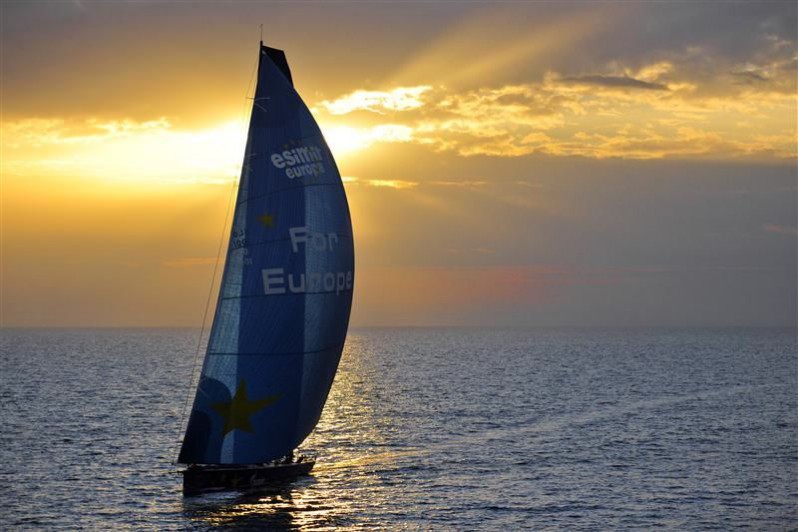 ...schnell außer Reichweite. Das Europa-Schiff platzierte sich... © Rolex / Kurt Arrigo