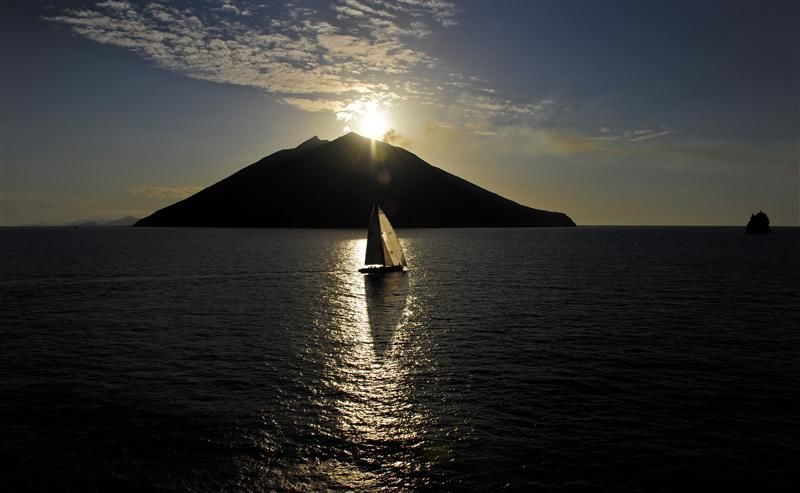 ...52 Yachten erlebte den Stromboli Vulkan als Wendemarke... © Rolex / Kurt Arrigo