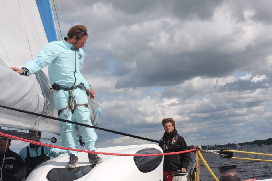 ...Boris Herrmann ist an Bord. Die Crew trägt hellblau...© SegelReporter.com