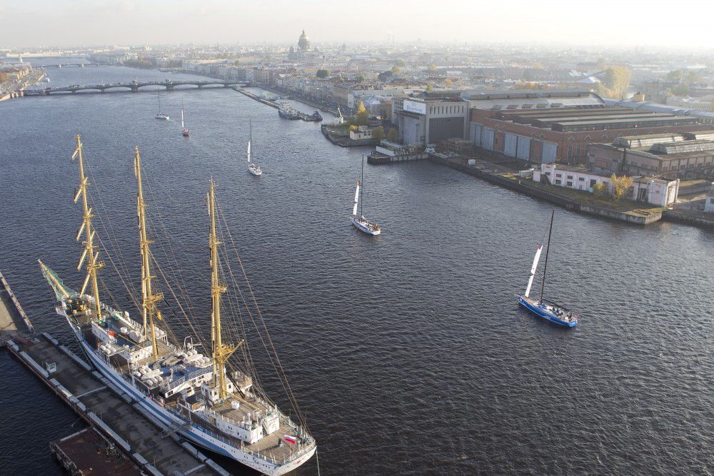 Vor dem Start in St. Petersburg paradiert die fünf-Boote-Flotte am russischen Dreimaster vorbei.  © onEdition
