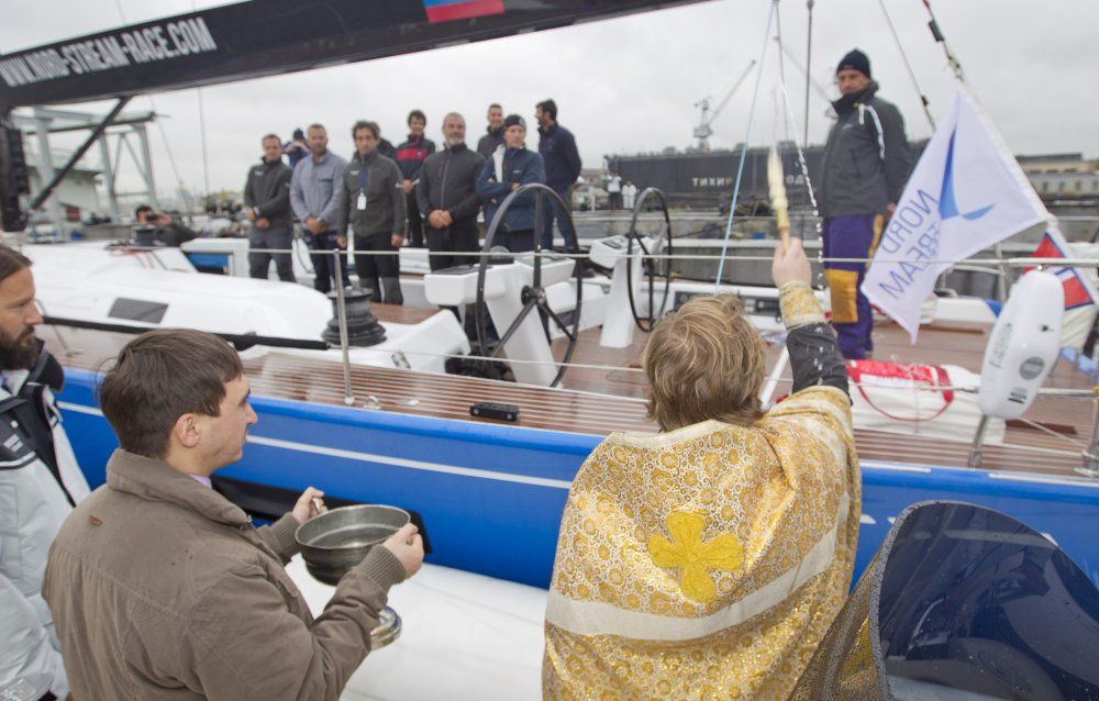 So sieht der Abschied bei einer russischen Regatta aus. Ein Priester segnet die Yachten.  © onEdition