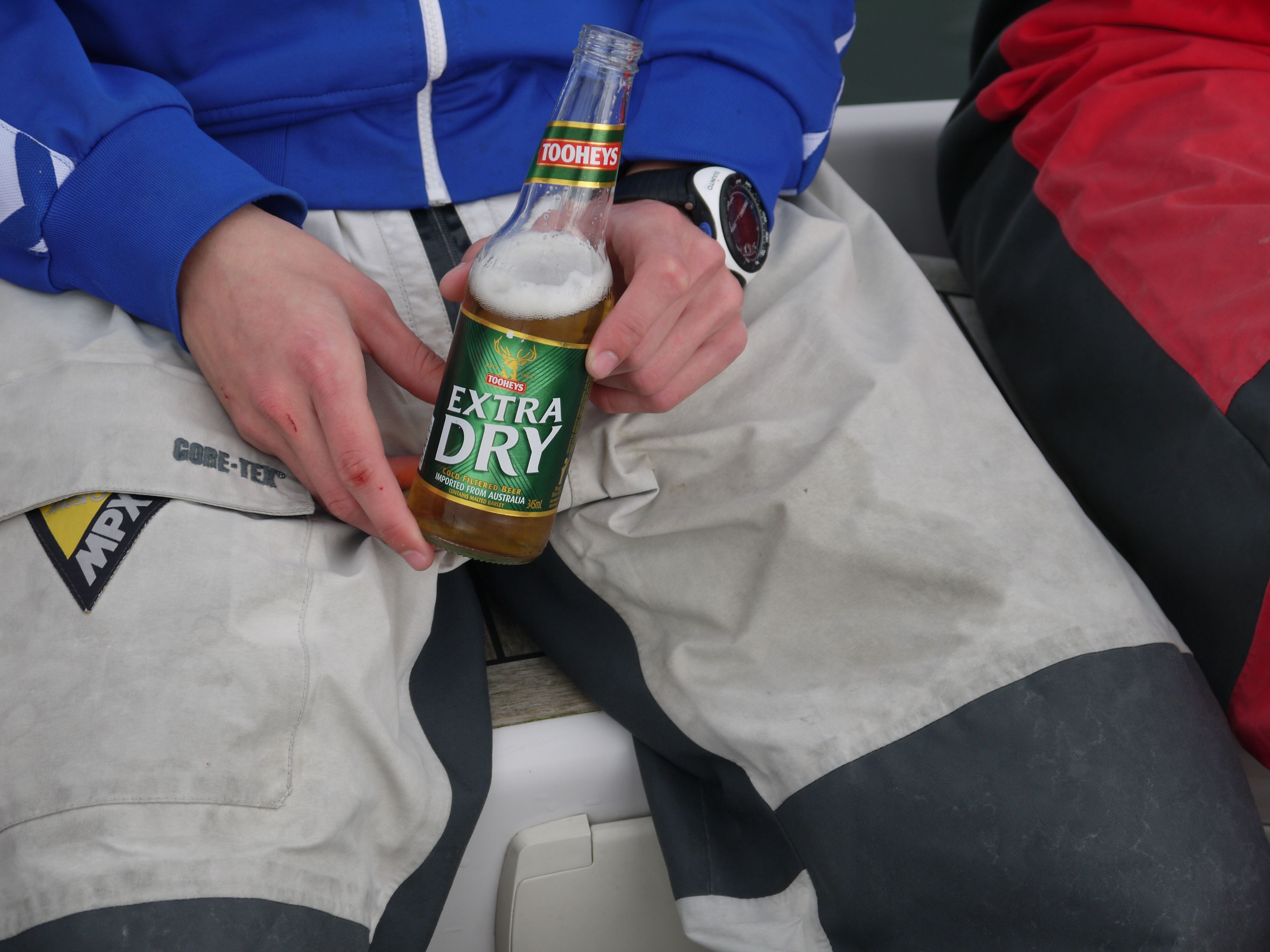 Lucas mit blutigen Händen nach ungewohnter Vorschiffsarbeit. Das kühle Bier hilft.  © Extra Dry