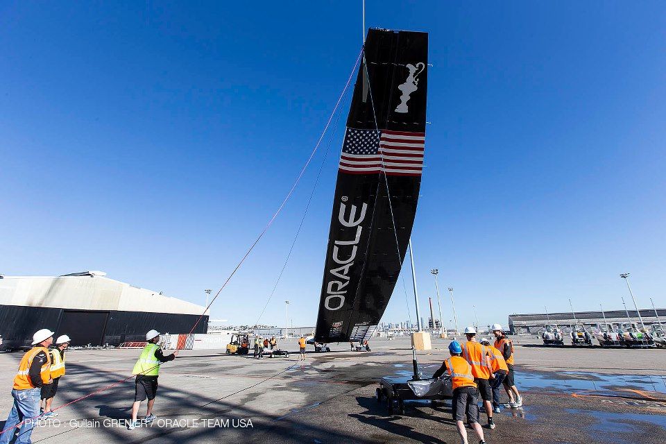 ...Es wird von einem Kran in die Luft gehoben... © Guilain Grenier/Oracle Team USA