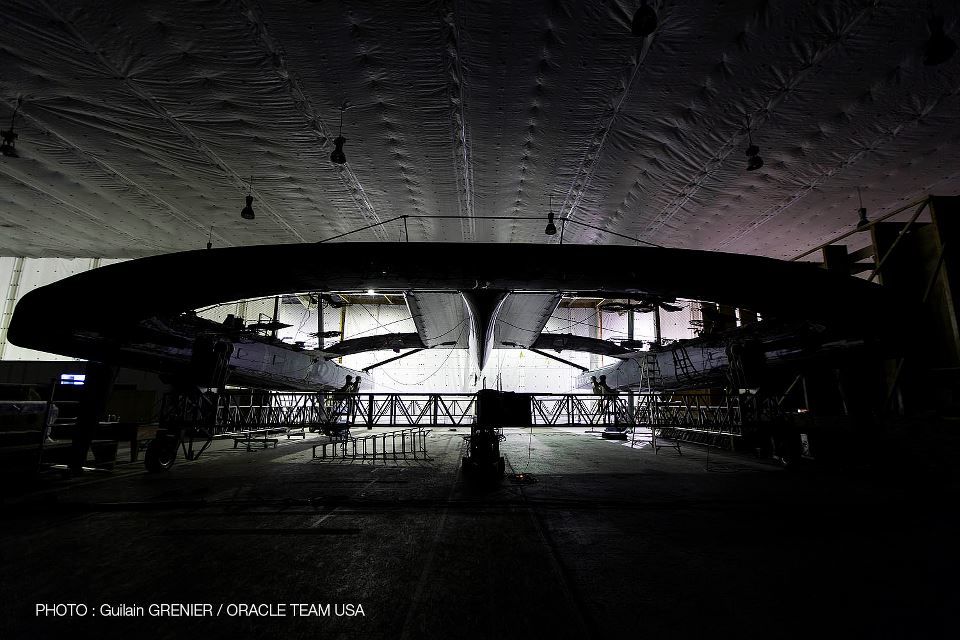 ...In der Halle wartet schon das schwarze Monster... © Guilain Grenier/Oracle Team USA