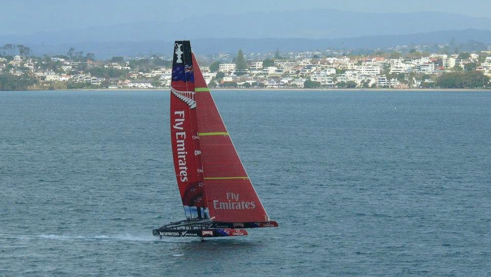 ...Währenddessen drehen die Kiwis vor Auckland schon ihre Runden und fliegen auf Foils. © Flying Dutchies