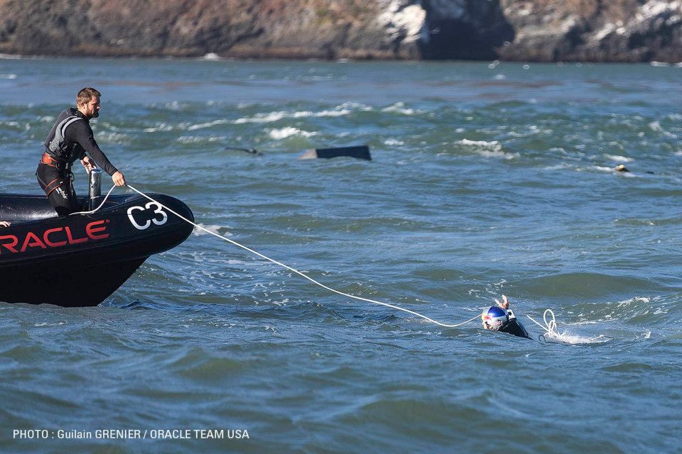 ...Wenige fallen ins Wasser und müssen gerettet werden.  © Guilain Grenier / Oracle Team USA