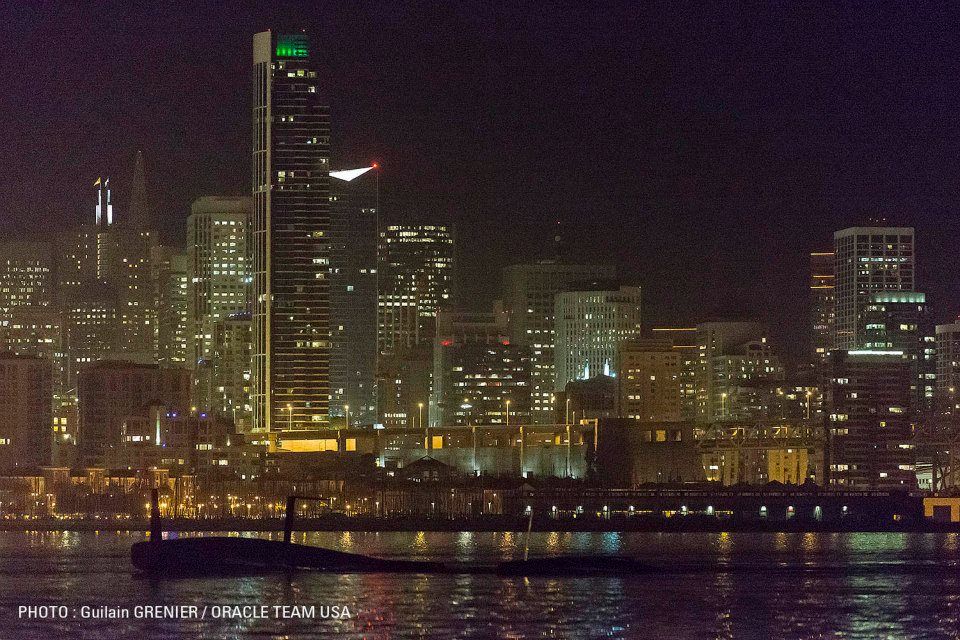 Die umgedrehte Kat-Plattform wir in der Nacht an der Skyline von San Francisco vorbei geschleppt, nachdem die Tide gekippt ist... © Guilain Grenier / Oracle Team USA