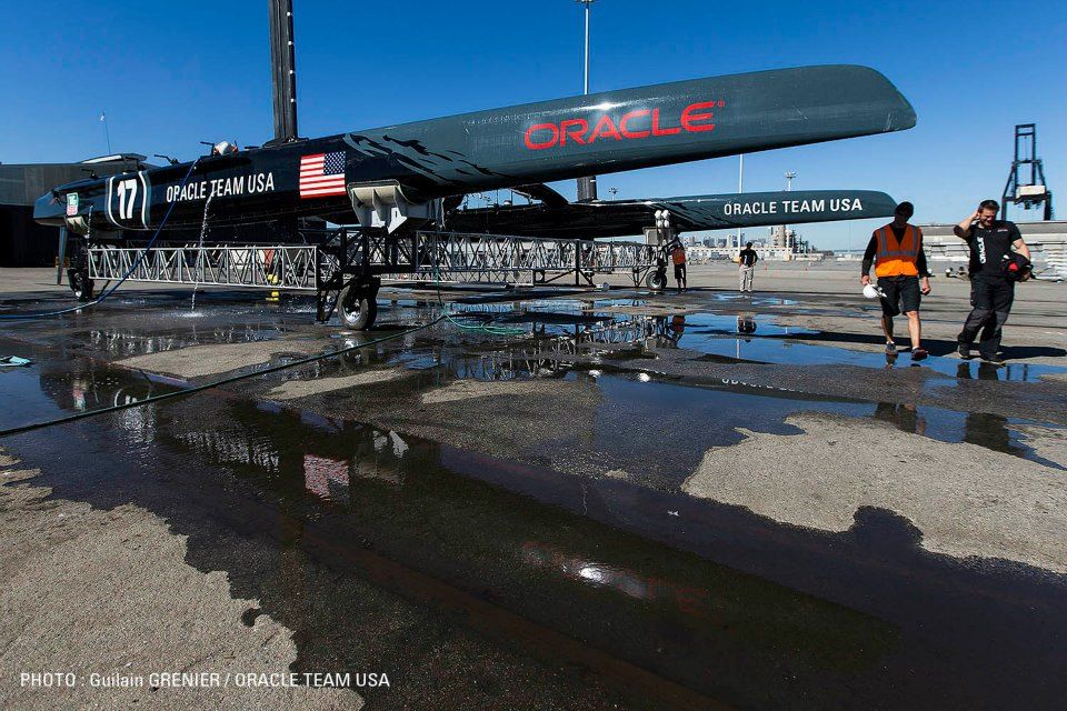 ...Auf seinem Slipwagen sieht `USA 17´ doch noch ganz ordentlich aus...  © Guilain Grenier / Oracle Team USA
