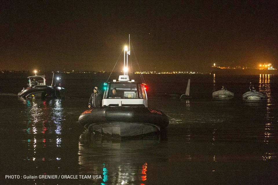 ...`USA 17´ wird von zahlreichen Motorbooten eskortiert...  © Guilain Grenier / Oracle Team USA