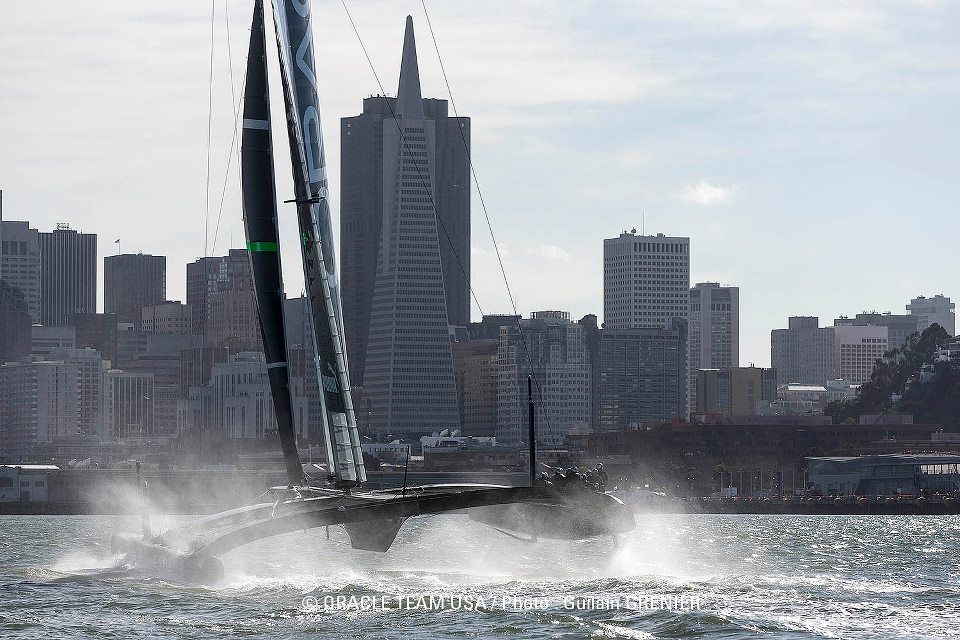 Am Wind vor der San Francisco Skyline hebt sich der US-Kat nicht aus dem Wasser... © ORACLE TEAM USA / Photo Guilain GRENIER