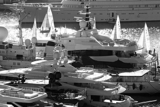 ...kreuzt die Flotte zwischen Luxusyachten aus dem Hafen und die Crew...  © Carlo Borlenghi