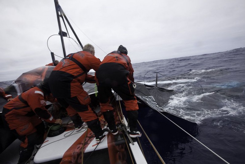 Das Rigg der `Mar Mostro´ ist ohne Vorwarnung über Bord gegangen. Das Team versucht,...© Amory Ross/PUMA Ocean Racing/Volvo Ocean Race