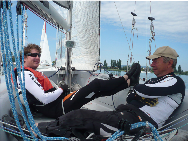Warten auf Wind: Teamchef Alexander und Vorschoter Felix im Chill-out-Modus © CS
