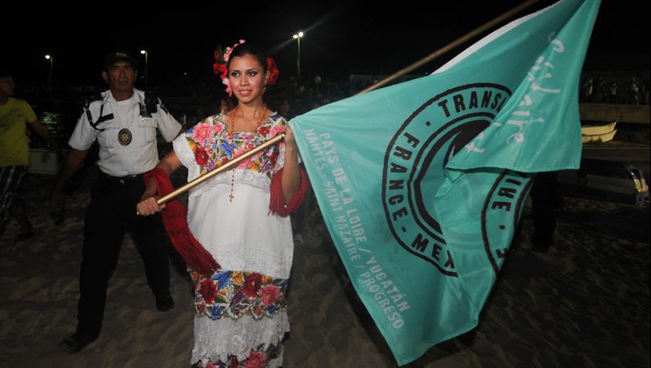 Eine mexikanische Fahnenträgerin begrüßt die Segler... © B.Bouvry/imagesdemer.com