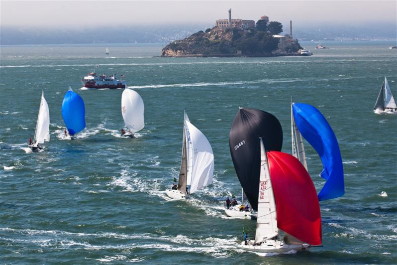 21 J 105 segelten vor der ehemaligen Gefängnisinsel Alcatraz. © Rolex/Daniel Forster