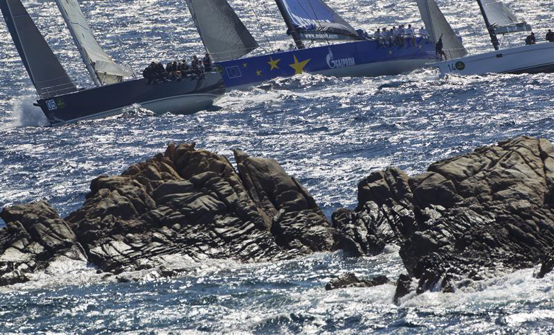 Die Europayacht `Esimit´ passiert die Felsen vor Porto Cervo... © Rolex/Carlo Borlenghi