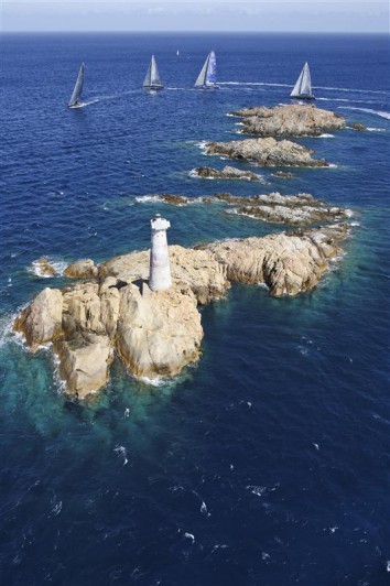 Die Maxi Flotte rundet die Felsen von Monaci Island... © Rolex/Carlo Borlenghi
