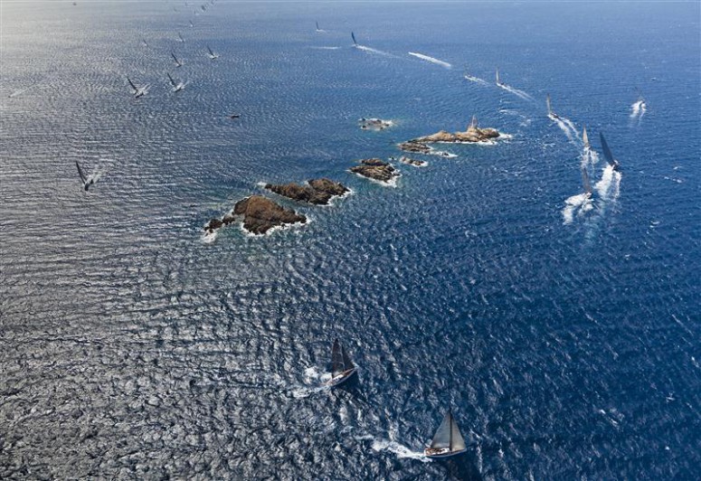 ...Eine imposante Wendemarke, an die sich die Yachten nicht sehr nahe heranwagen... © Rolex/Carlo Borlenghi