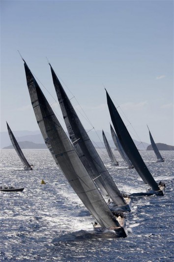 ...Die Yachten liegen auf den Kursen vor Sardinien eng beisammen. © Rolex/Carlo Borlenghi