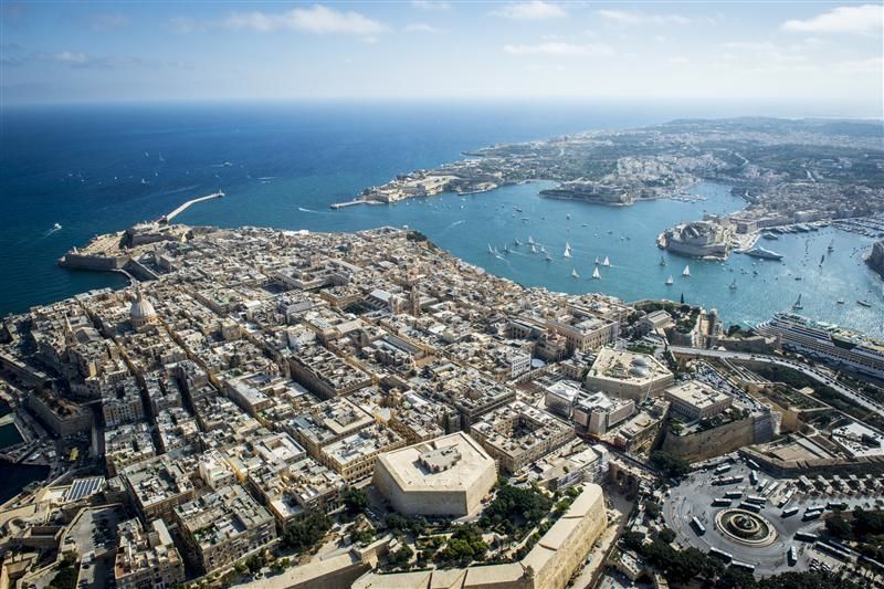 Das Startfeld im Hafen von Malta aus der Luft. © Rolex / Kurt Arrigo