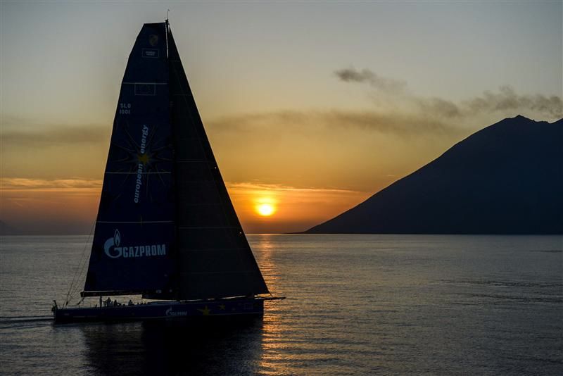 Erst bei Sonnenuntergang erreicht die Europayacht geskippert von Jochen Schümann die Vulkan-Insel und... © Rolex / Kurt Arrigo
