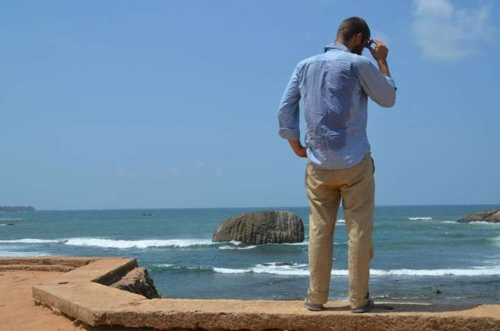 Skipper Ben checkt die Lage vom neuen Stützpunkt auf Sri Lanka. © Sailing Conductors
