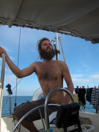 Skipper Benny dreht am Rad und steuert... © sailingconductors.com