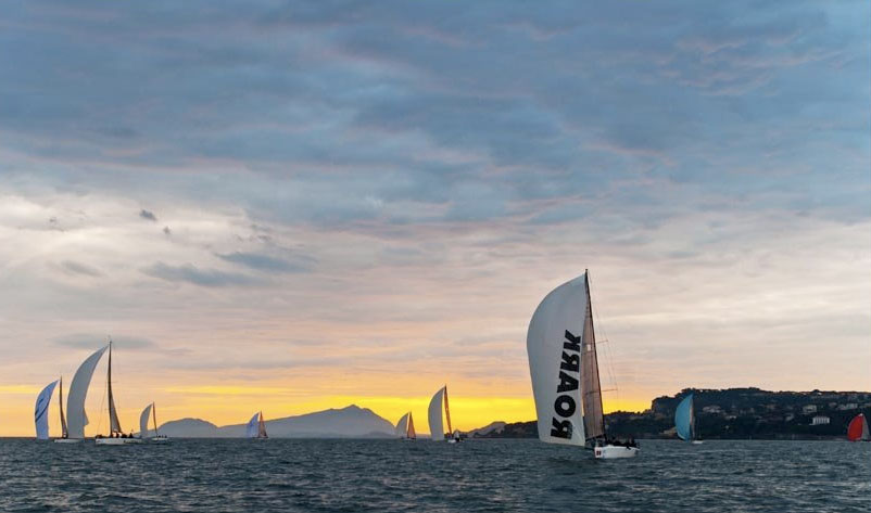 Das Melges 32 Feld segelt bis in den Sonnenuntergang.  © Fabio Taccolao/Melges 32