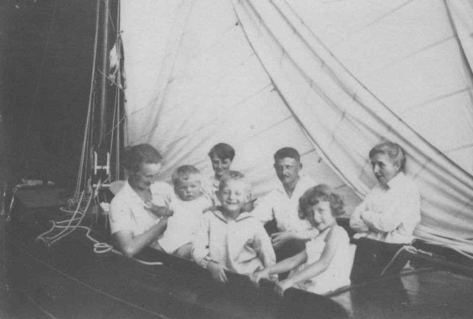 Gruppenbild im Boot. Familie Wandel in den zwanziger Jahren an Bord von Libelle © Archiv Detlef Huss