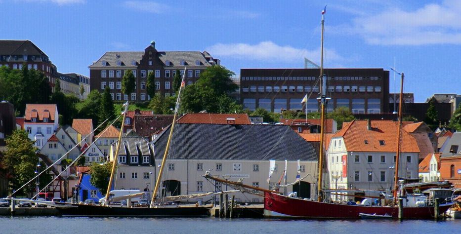 Vor der Flensburger Schiffbrücke wird der rasante Mastfall deutlich. Wie bei hölzernen Schonermasten mit deutlicher Neigung üblich, hängen die Masten sogar durch.  © Archiv Skythia
