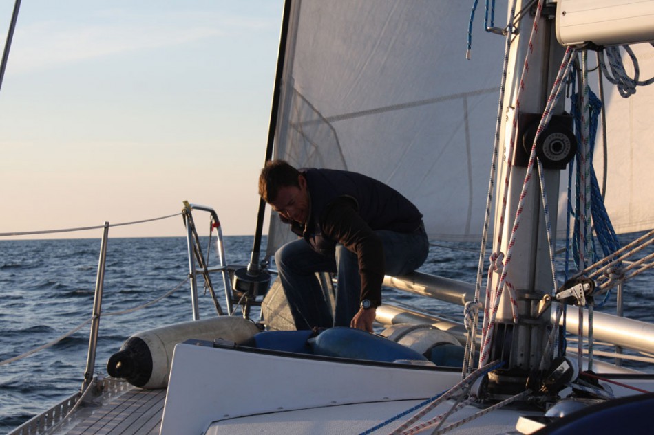 Der Skipper checkt den Anker nachdem die Entscheidung für den Nachttörn nach Anholt gefallen ist. © SegelReporter.com