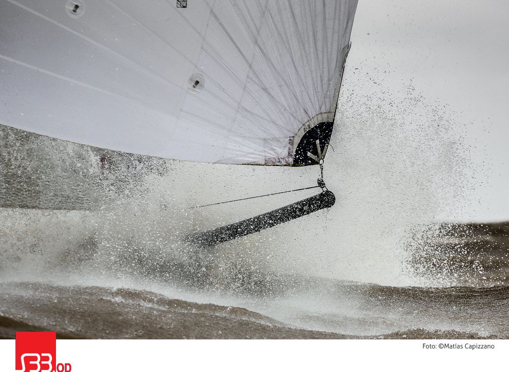 ...Die Soto 33 finden bei starkem Wind gegen den Strom dennoch ihren Weg durch die Wellen... © Matias Capizzano