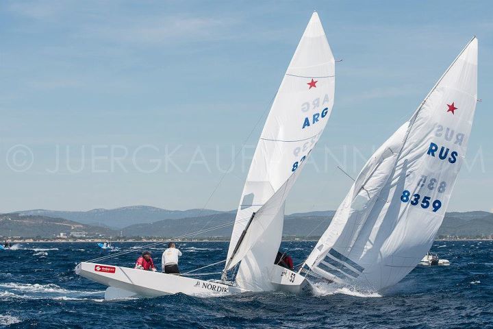 ...Von außen sieht das so aus. Beide Boote beendeten das Rennen und liegen auf Rang 29 (ARG) und 58 (RUS) © Juerg Kaufmann