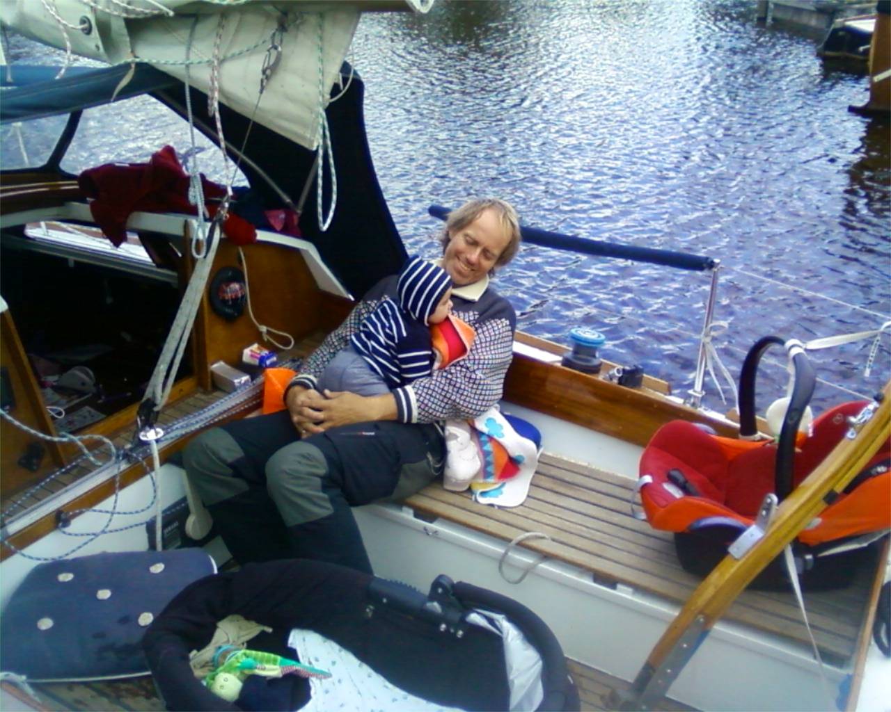 Sohnemann genießt das Schaukeln und Plätschern auf dem Boot. © K. Kemmling