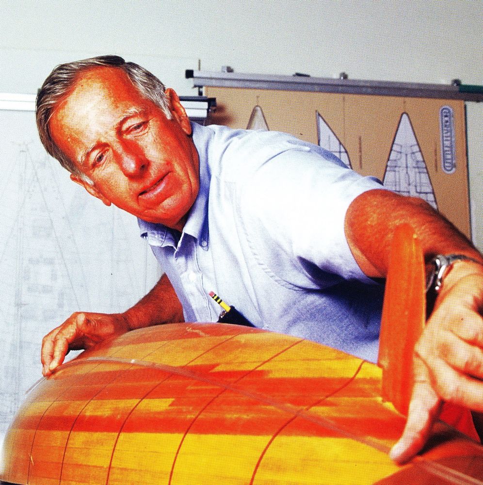 Hood 1995 in seinem Konstruktionsbüro mit dem Schlepptankmodell einer seiner walfischbäuchigen Little Harbour Fahrtenboote © Ted Hood Family Collection