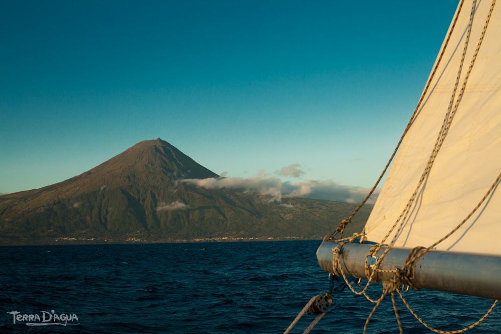 Abschied von den Azoren vorbei am 2.351 hohen Vulkan Pico. © Terra d'Agua