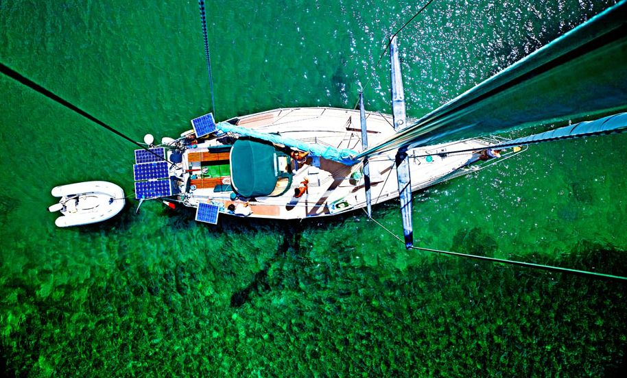 Die 11,80 Meter lange Alu-Yacht über exklusivem grünen Ankergrund. © Terra d'Agua