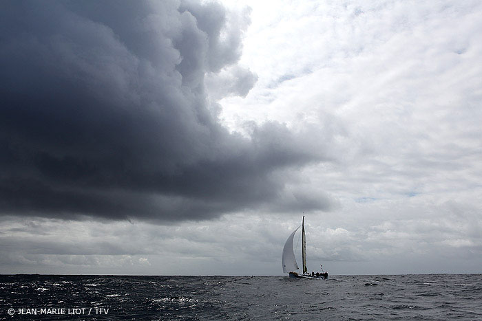 Der Trip von Saint Quay nach Vannes führte unter eine dramatische Wolkenwand... © Jean-Mario Liot/TFV
