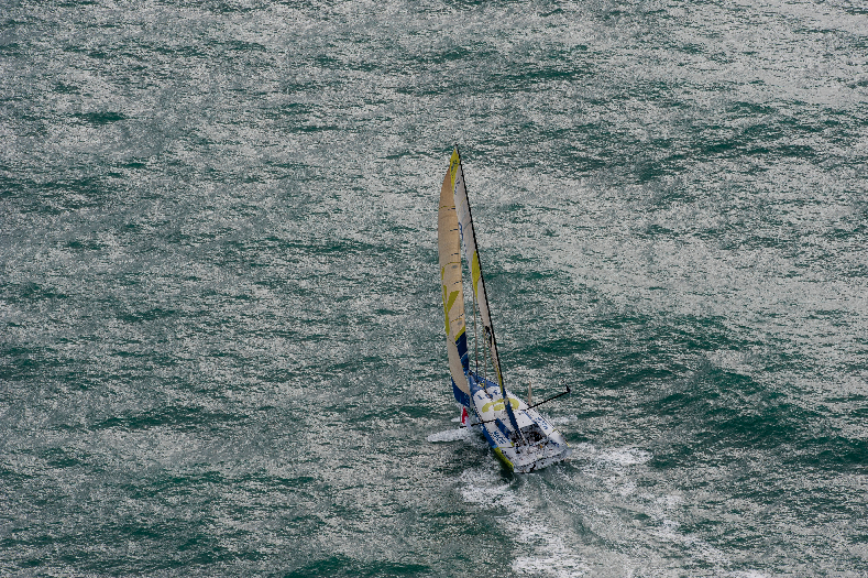 Das erste Heli-Foto nach der Weltumrundung: noch auf See, kurz vor der Ziellinie © Blanchet