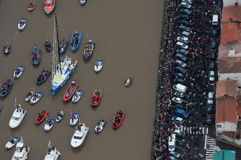 Die Massen drängeln sich auf jedem freien Meter: Gabart beim Hafentriumphzug © Blanchet