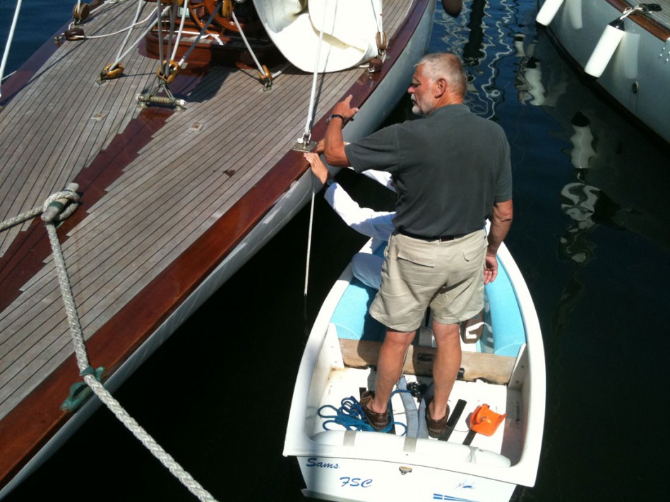 ...Er geht Ken Kenshaw zur Hand und misst den Freibord-Abstand zum Wasser... © SegelReporter.com