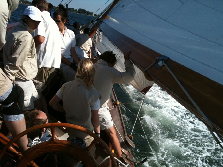 ...Dann können wir endlich Schiefboot segeln. Was wie eine Kenterung aussehen mag ist der normale Amwind-Trimm... © SegelReporter.com © SegelReporter.com