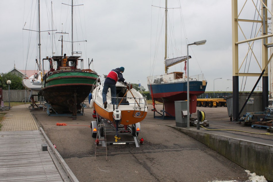...Lady wird nach 20 Jahren wieder dem IJsselmeer-Wasser zugeführt. Ein netter Farbtupfer...   © SegelReporter.com